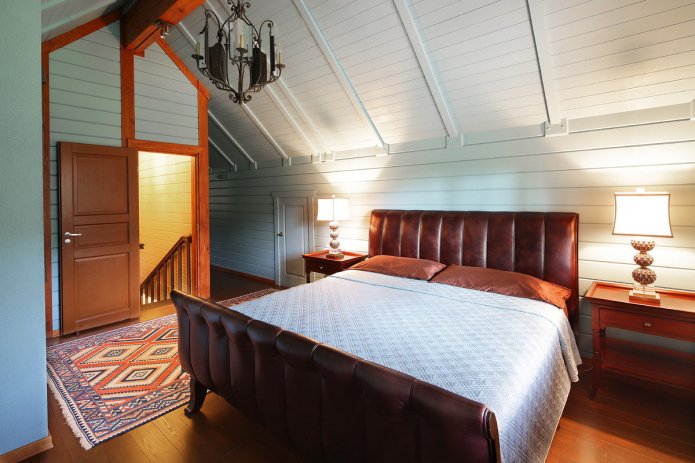 cama de couro de casal no interior