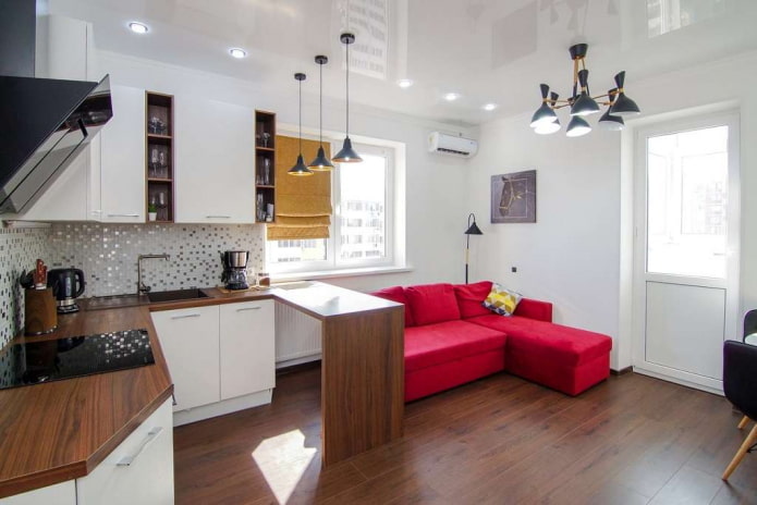 sofá claro na cozinha-sala de estar