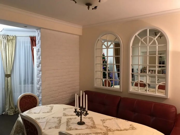 janelas de imitação na sala de estar