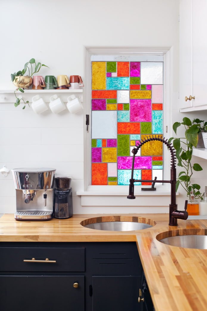 janela falsa com vitral na cozinha