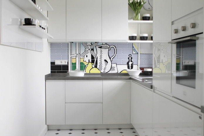 Impressão de fotos em azulejos em uma cozinha branca