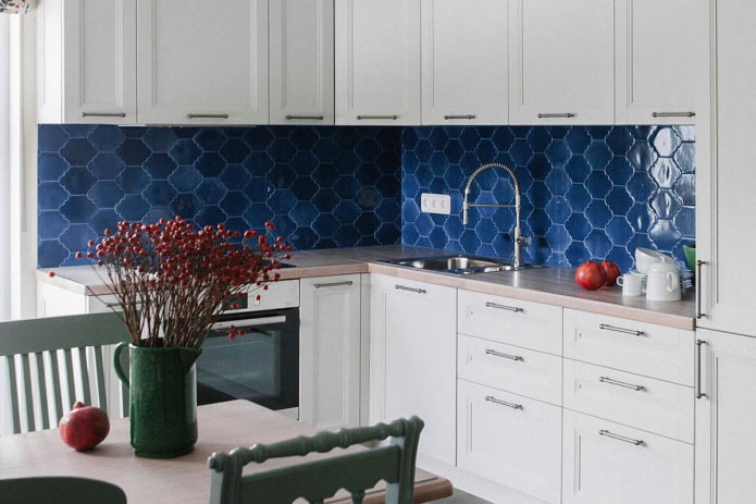 Azulejo azul com figuras