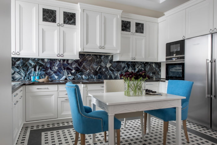 Azulejos com escamas em um avental de cozinha