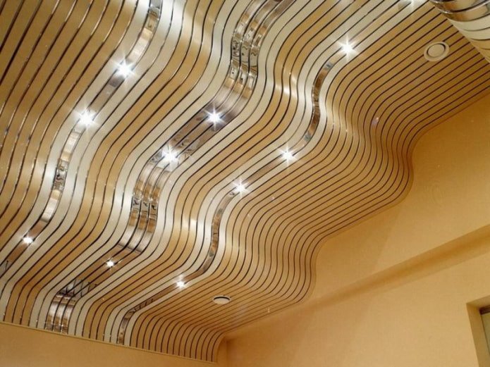 estrutura suspensa com figuras de ripas
