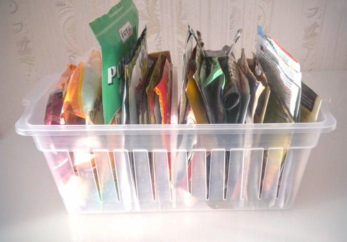 Pacotes de especiarias em uma cesta