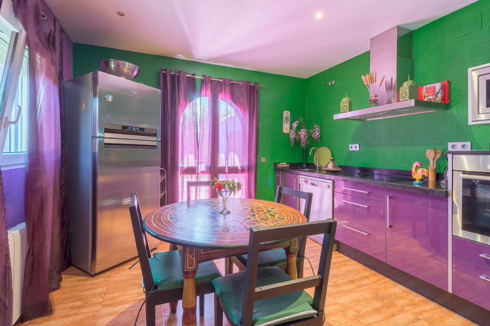 design de cozinha em tons de roxo e verde