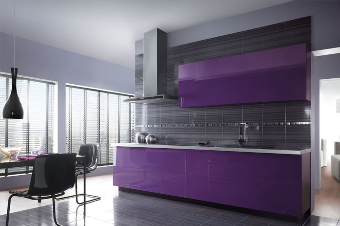 design de cozinha em tons de preto e roxo