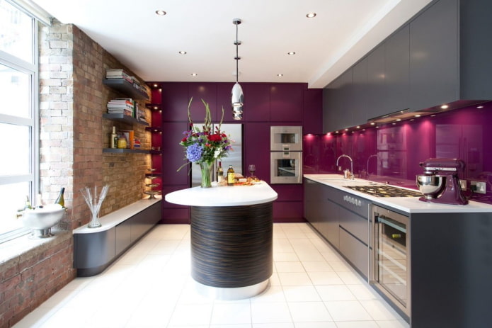 design de cozinha em tons de preto e roxo