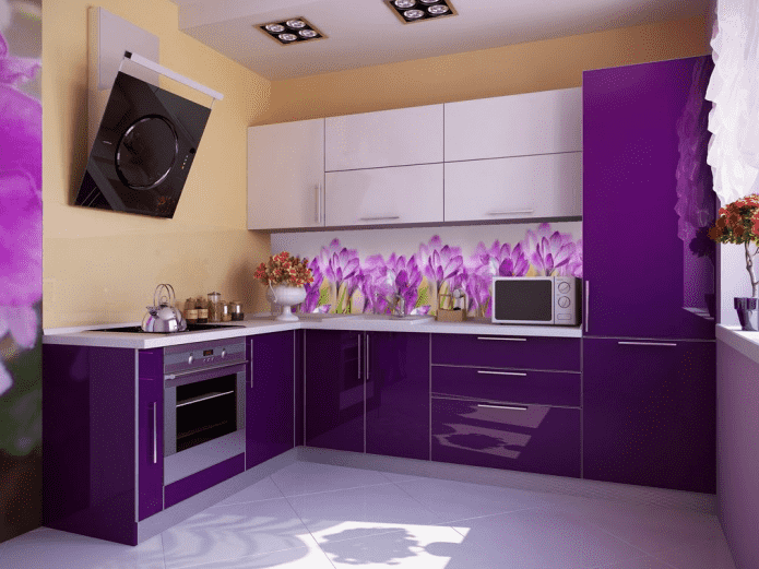 design de cozinha em tons de roxo com detalhes em amarelo