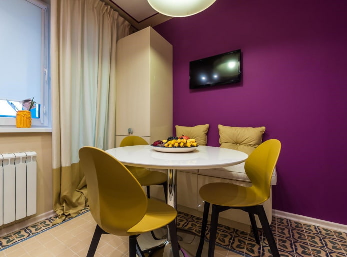 design de cozinha em tons de roxo com detalhes em amarelo
