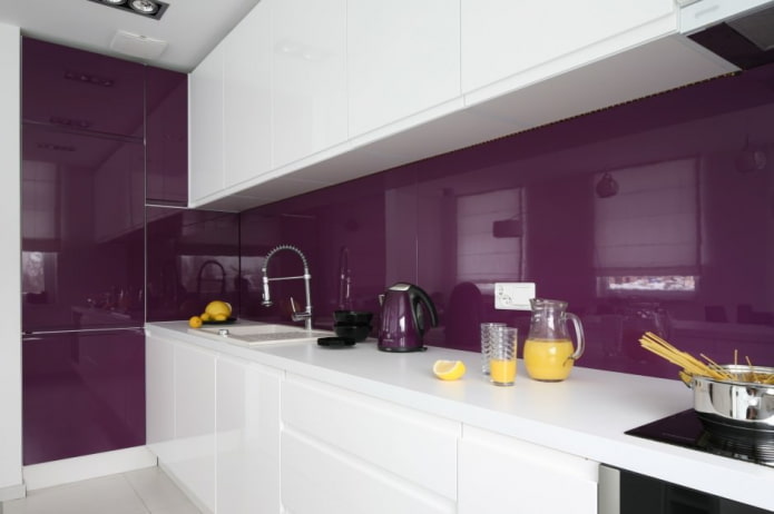 design de cozinha em tons de branco e roxo