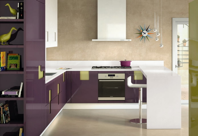 design de cozinha em tons de bege e roxo