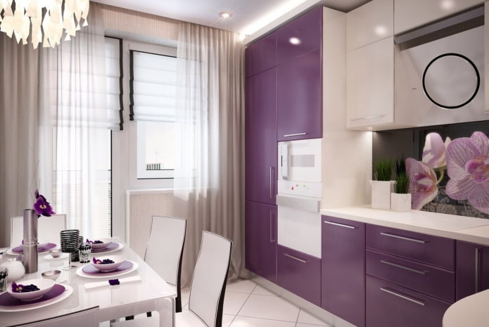 cortinas no interior da cozinha em tons de roxo