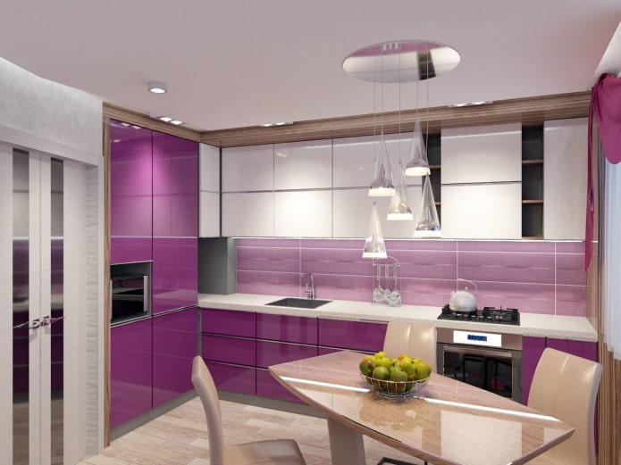 decoração e iluminação no interior da cozinha em tons de roxo