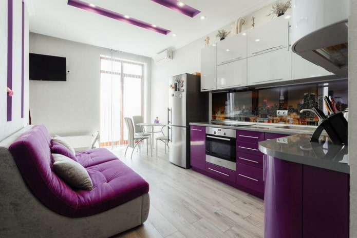 móveis no interior da cozinha em tons de roxo