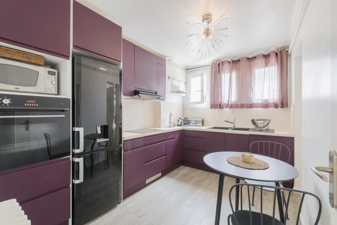 móveis no interior da cozinha em tons de roxo