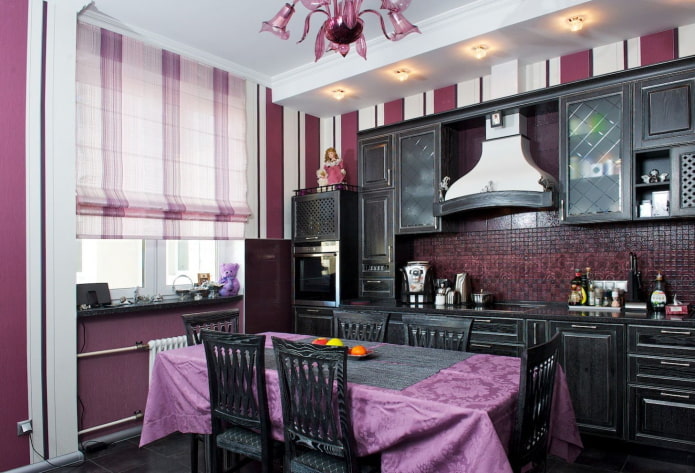 cortinas no interior da cozinha em tons de roxo