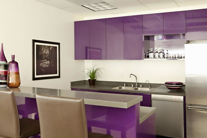 móveis no interior da cozinha em roxo Tons