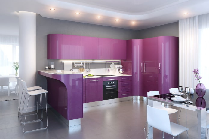 decoração e iluminação no interior da cozinha em tons de roxo