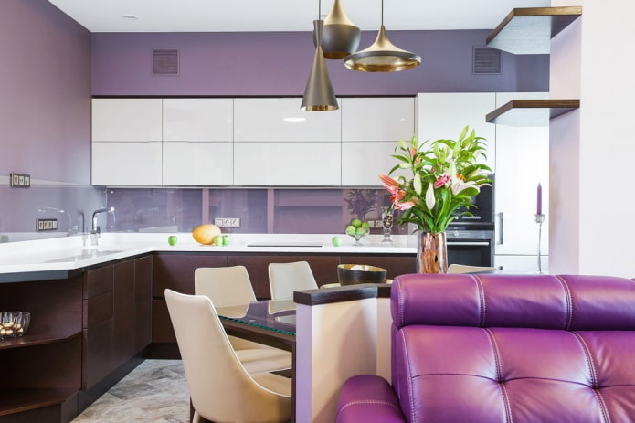 decoração e iluminação no interior da cozinha em tons de roxo