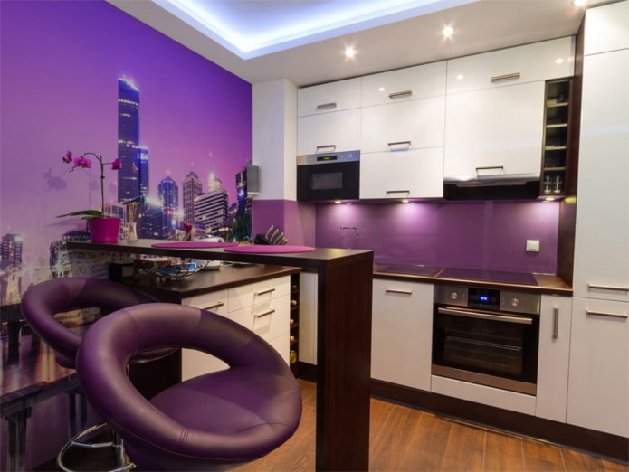 papel de parede no interior da cozinha em tons de roxo