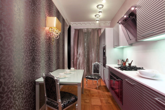 papel de parede no interior da cozinha em tons de roxo