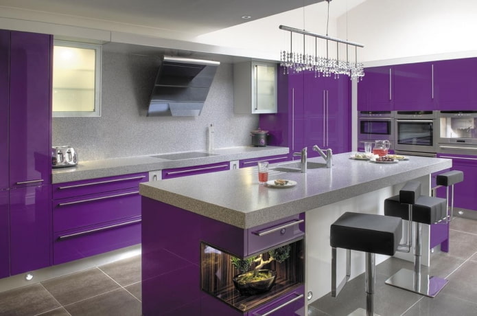 móveis no interior da cozinha em tons de roxo