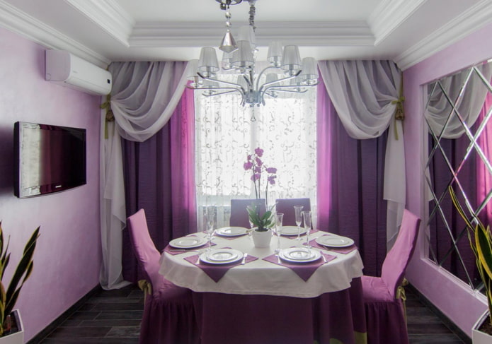 cortinas no interior da cozinha em tons de roxo