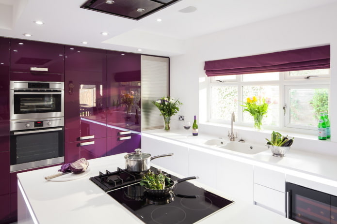 design de cozinha em tons de branco e roxo