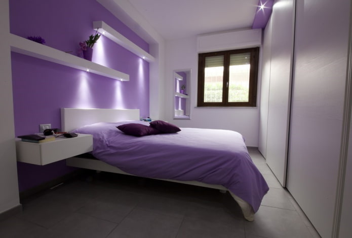 interior do quarto branco e lilás