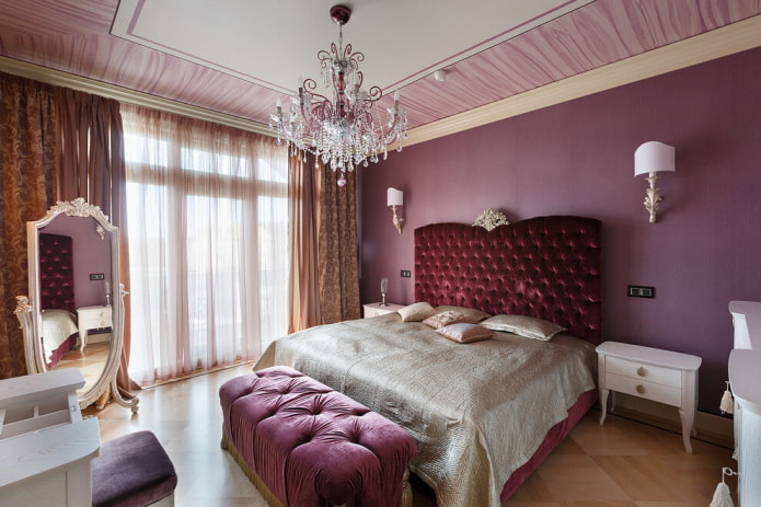 móveis no interior de um quarto lilás