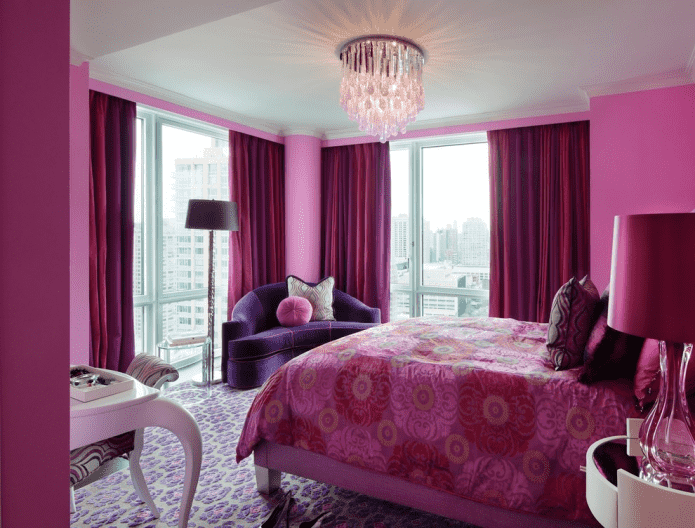 interior de quarto rosa e lilás