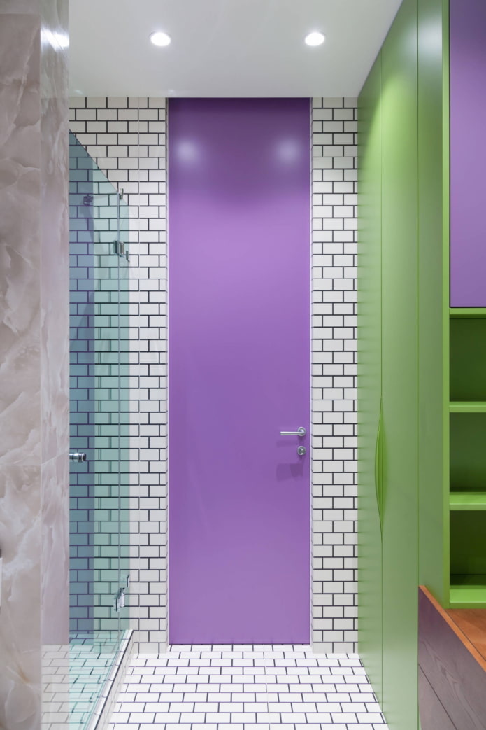 Banheiro roxo e verde
