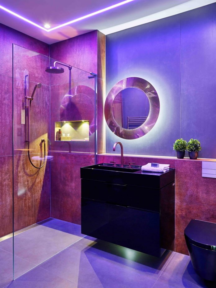 Banheiro preto e roxo com iluminação