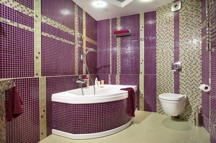 banheira de canto com azulejos de mosaico