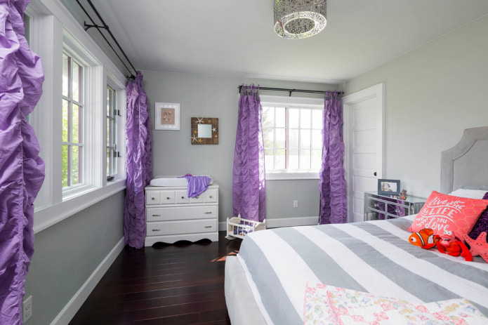 quarto infantil com cortinas roxas