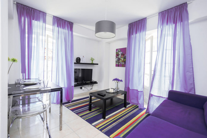 tule roxo em uma sala de estar moderna
