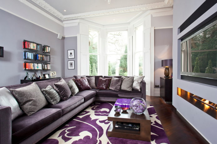 sala de estar moderna com um sofá roxo