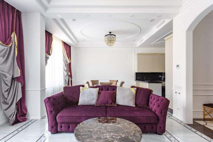 cortinas e um sofá em roxo