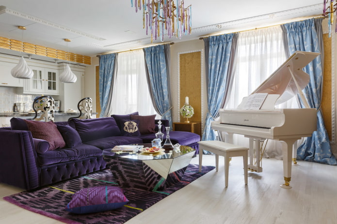 sofá roxo no interior em estilo fusion