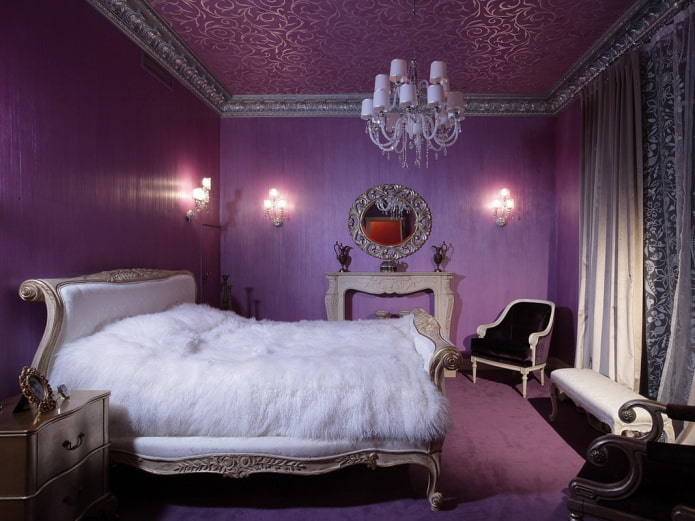 teto violeta com padrões no quarto