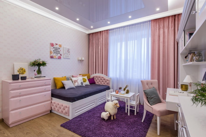 teto roxo no quarto das crianças