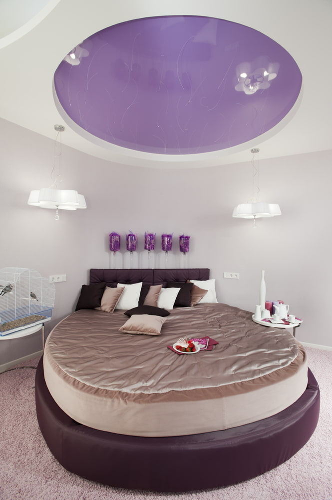 teto falso roxo no interior