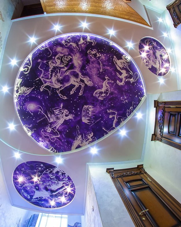 teto tenso roxo com um padrão
