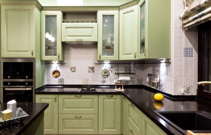 cozinha verde com bancada preta