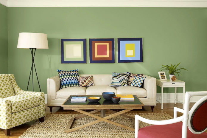 um quarto iluminado com paredes verdes