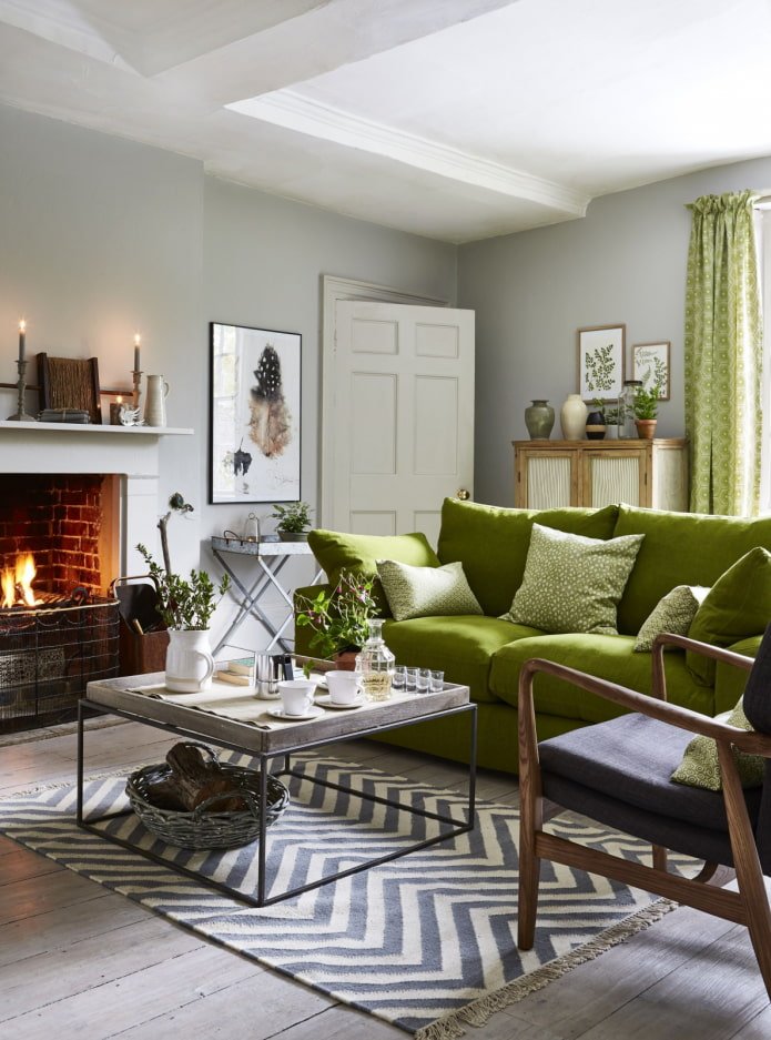 sala de estar com um sofá verde