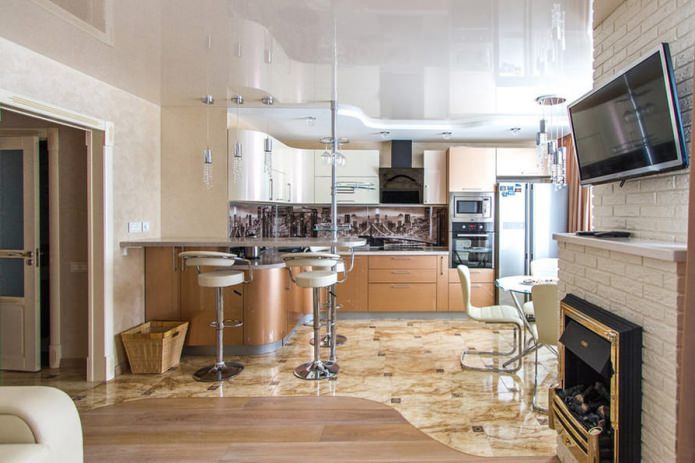 teto tenso de dois níveis na cozinha-sala de estar