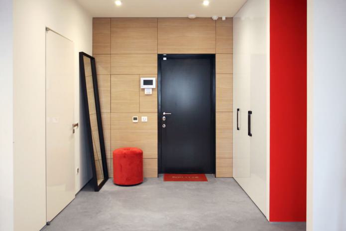 corredor espaçoso com detalhes em vermelho