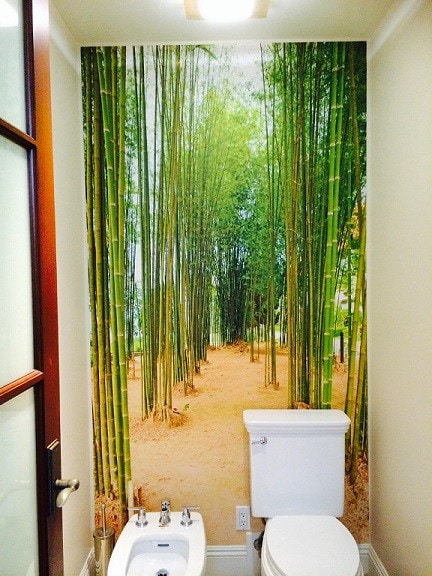papel de parede "bambu indo para a distância" no banheiro